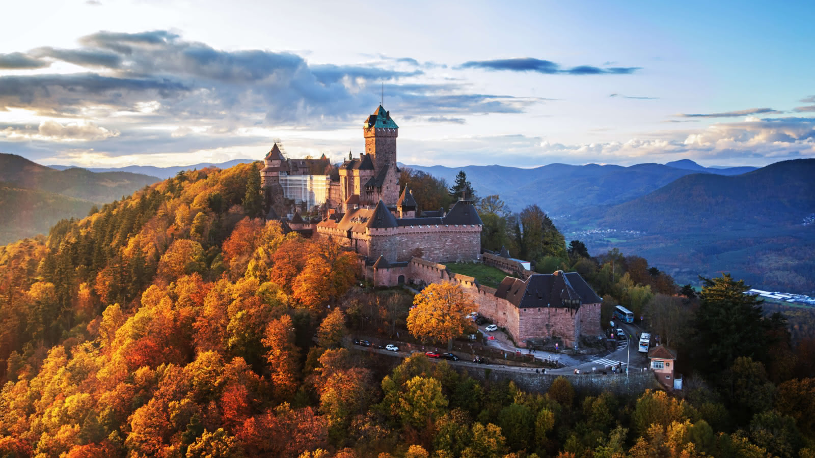 Le château du Haut-Koenigsbourg, un des symboles de l'Alsace, aux couleurs de l'automne