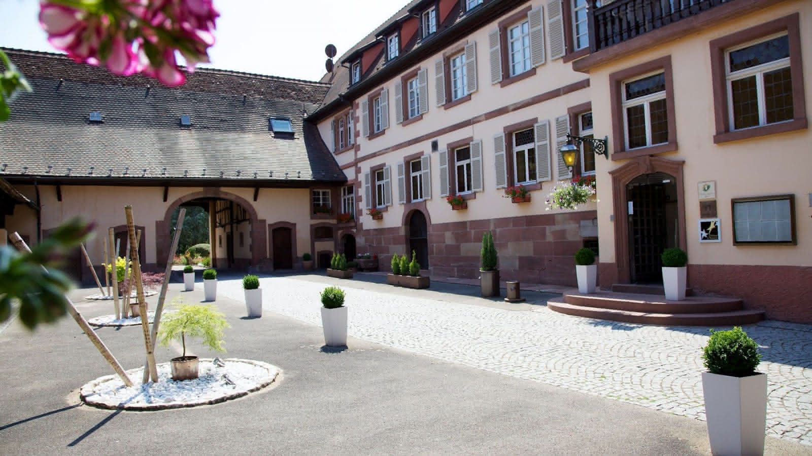 → Le Cheval Blanc Lembach  Hotel, Spa and Gourmet Restaurant in Alsace