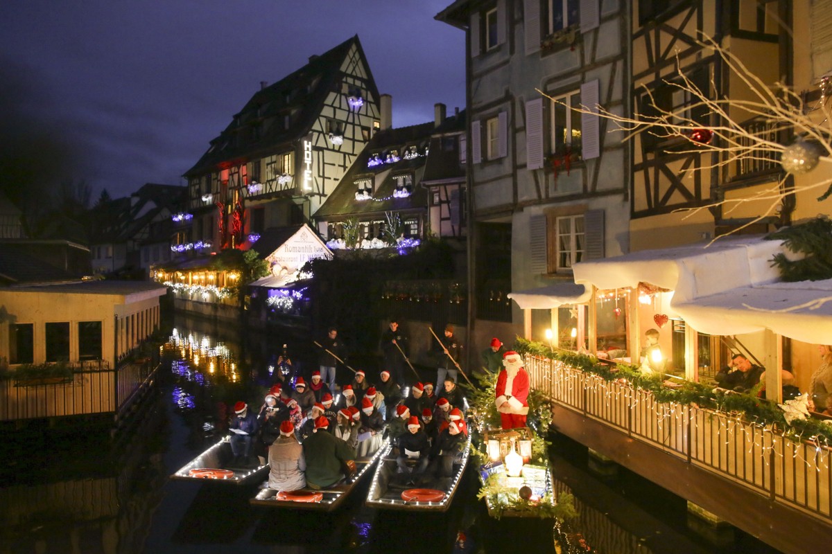 Les enfants chantent Noël sur les barques