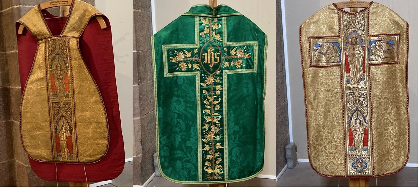 Exposition de vêtements liturgiques